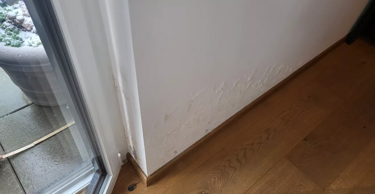 Eau dans murs à l'intérieur 